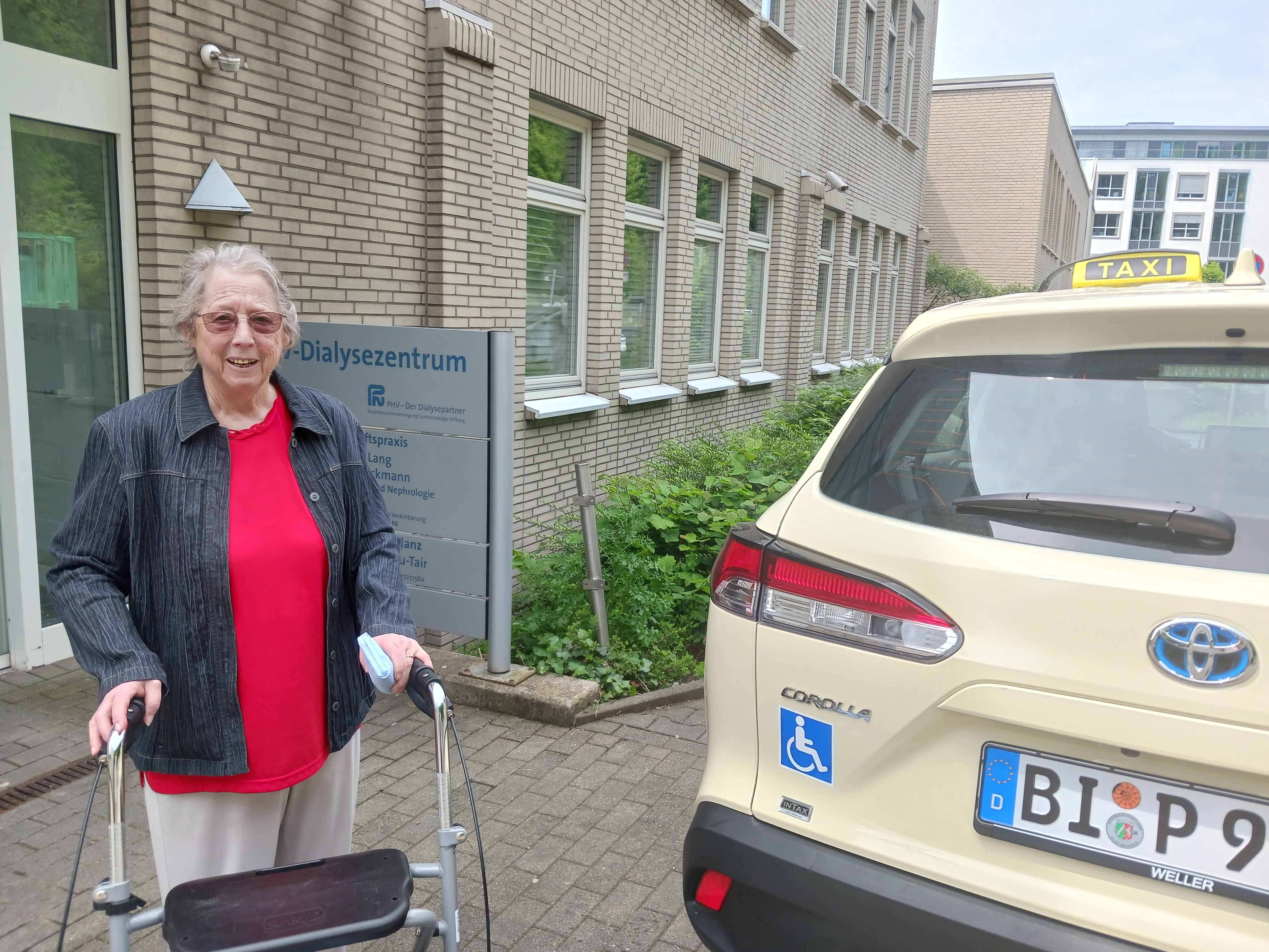 Ein freundlicher Taxifahrer hilft einem Kunden