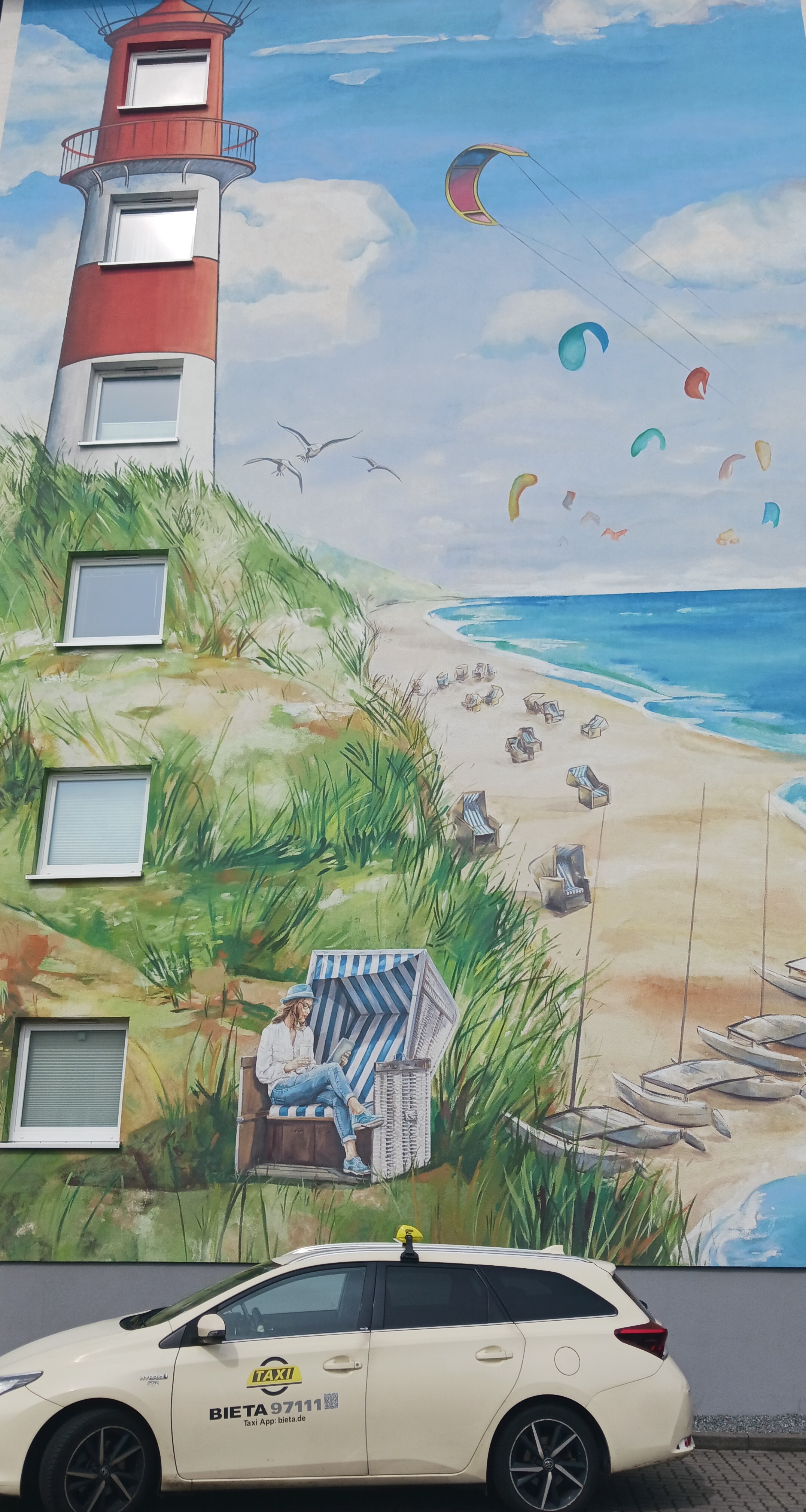 Taxi vor Sylt-Graffiti mit Leuchtturm