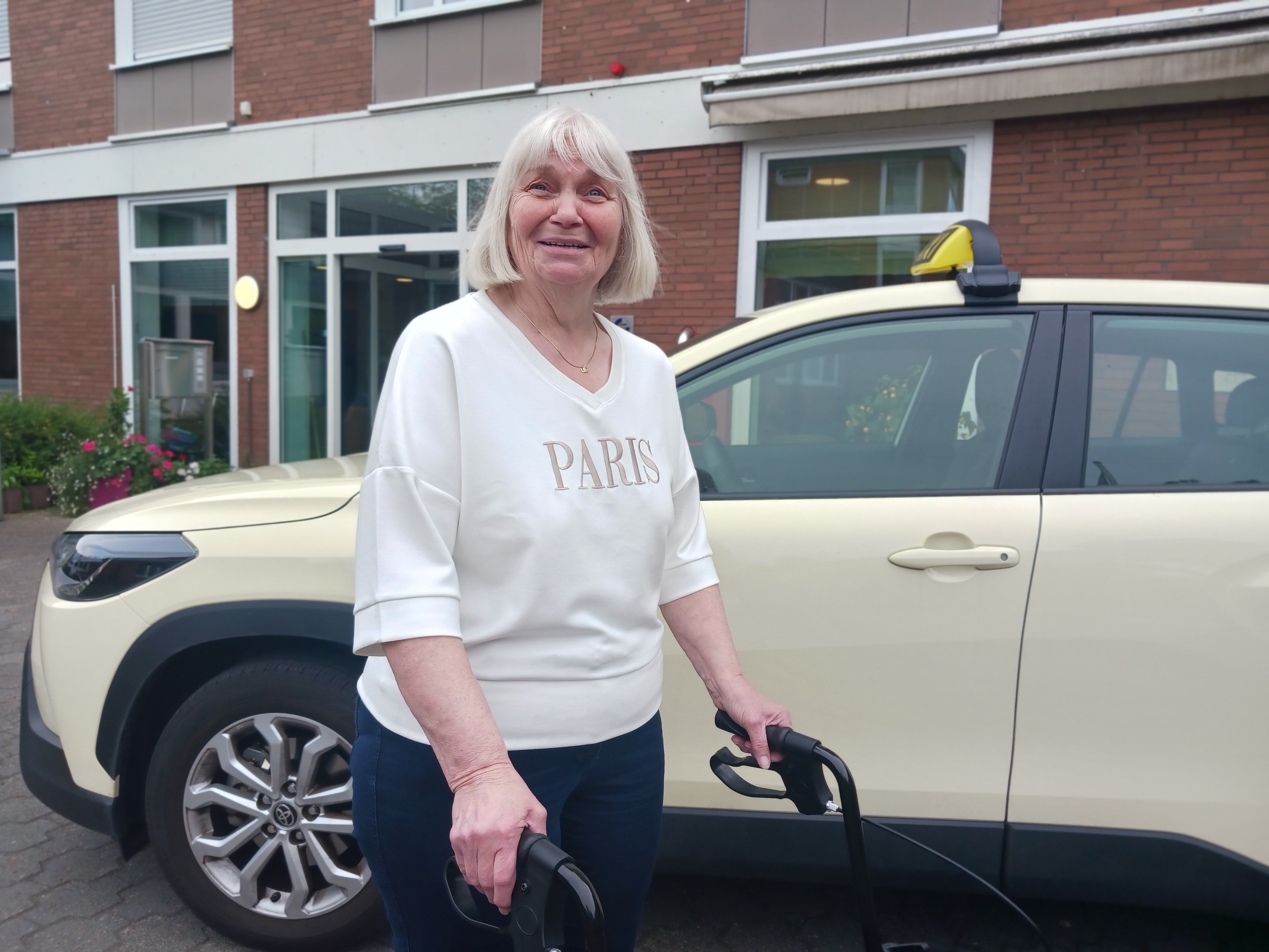 Zufriedene Kundin vor unserem modernen und bequemen Toyota SUV